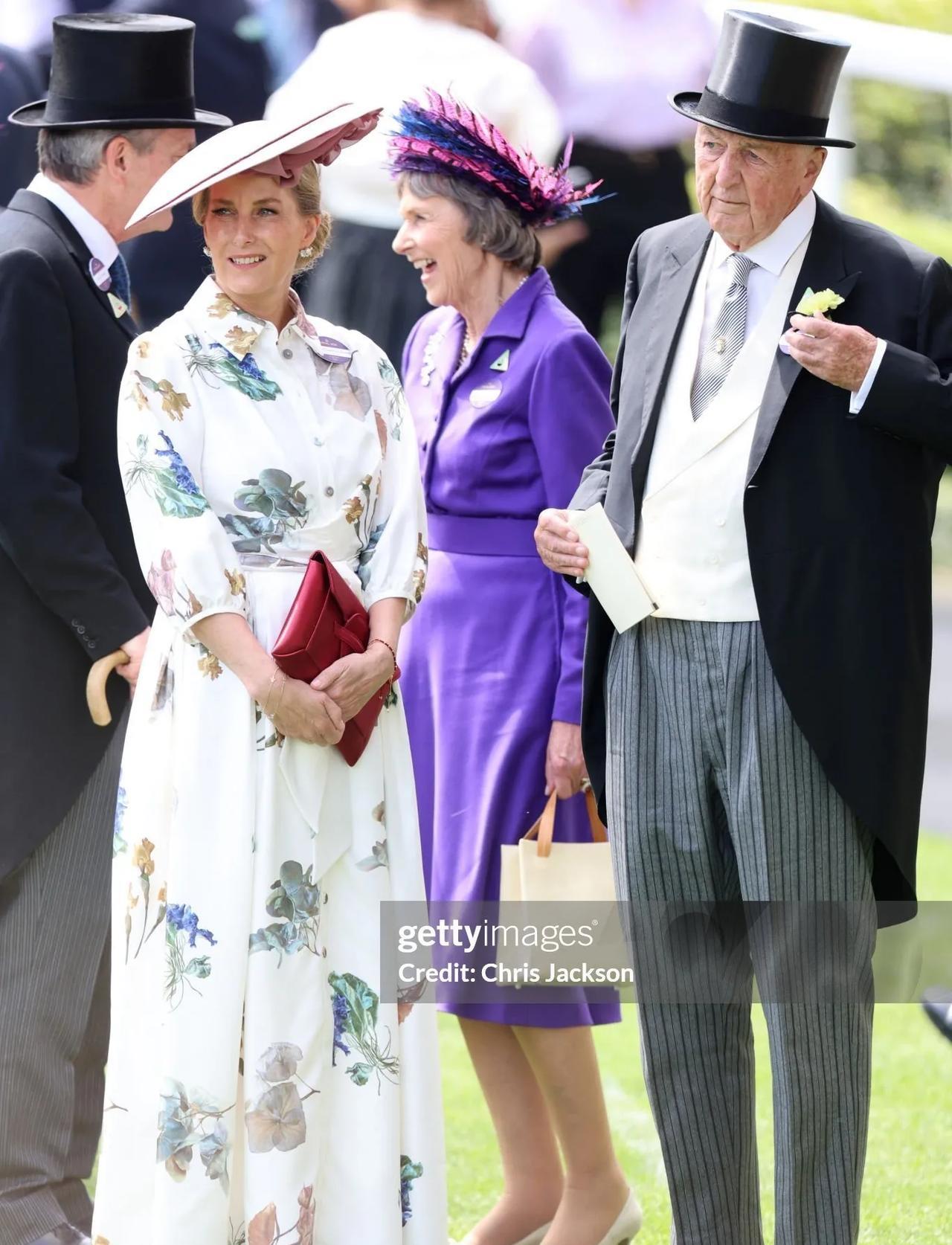 英国爱丁堡公爵夫人的花裙子秀。不管哪国女人，只要年纪一到，对花裙子的热爱基因马上