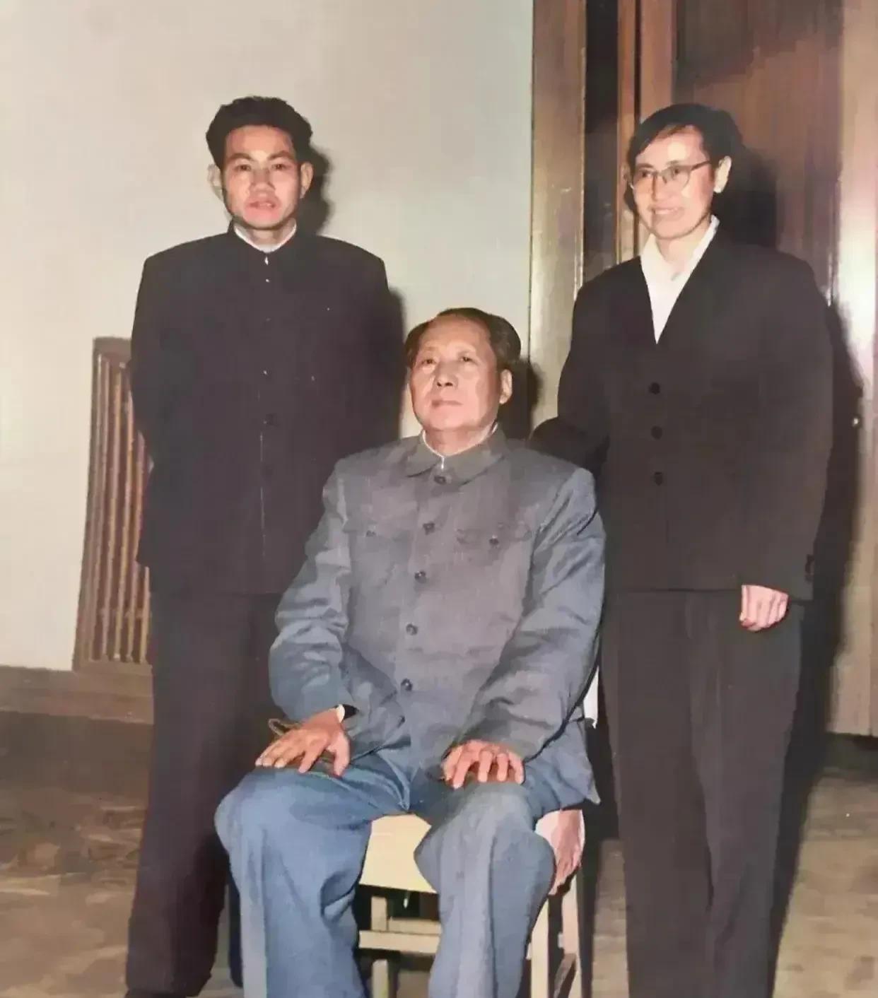 卫士长擅用公车捎回李讷，毛主席很生气，快把他批哭了。有一次，毛主席的卫士长李银