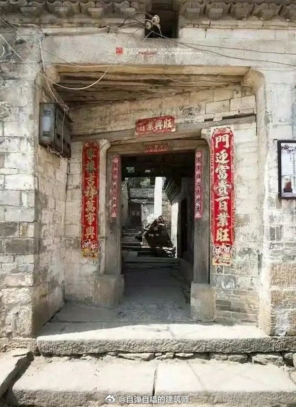 再回过头来看这两幅图。图一，刻意把大门改成斜向的。这个从风水上讲是有道理的。当然