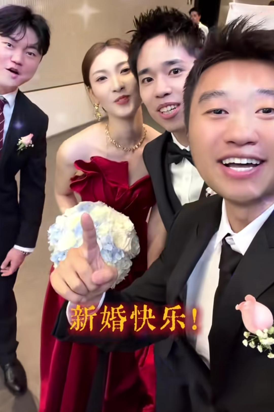 当初给樊振东带饼的孔令轩结婚了，好朋友赵子豪也去参加了婚礼，孔令轩帅气潇洒，妻子