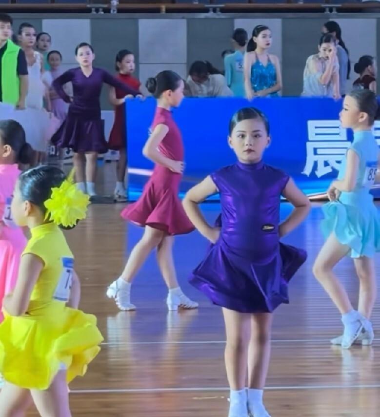 拉丁舞表演推人这事吵了好几天，没几个人说到点子上。事实就两个：舞台上有人被推开