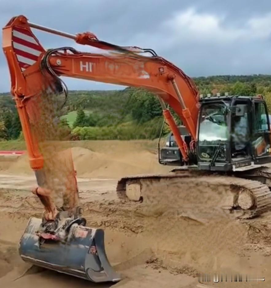 “铁疙瘩”也有死亡半径！挖掘机事故频发，谁该为马路边的隐形杀手负责？看到四