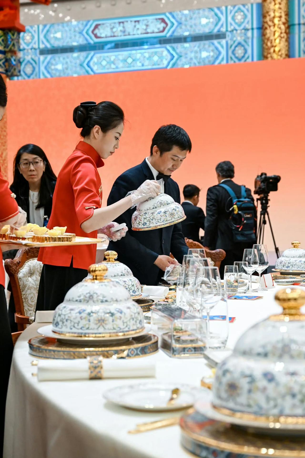 昨晚宴会上，我们招待特朗普等人用的餐具（图1-图3，来自纽约时报图片）图4所