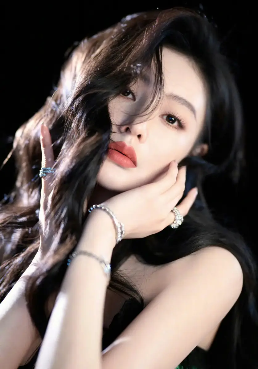 张天爱绿调抹胸蓬裙搭配黑丝手套红唇明艳自带女王气场