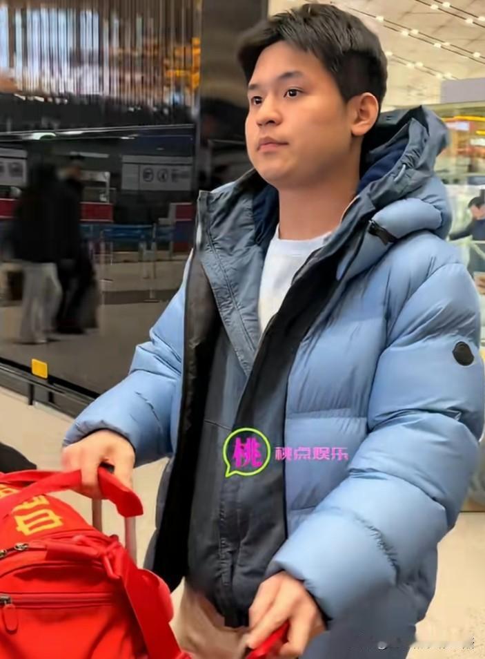 林诗栋出发新加坡大满贯，两眼无光心事重重的样子。再次出发新加坡，想必林诗栋一定