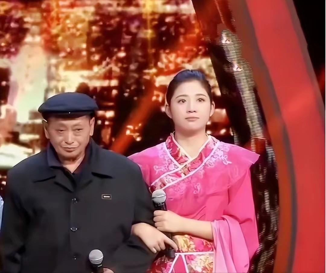 1990年，重庆36岁光棍捡到了一个女婴，不舍吃不舍喝将女孩养大，谁知，养女成年