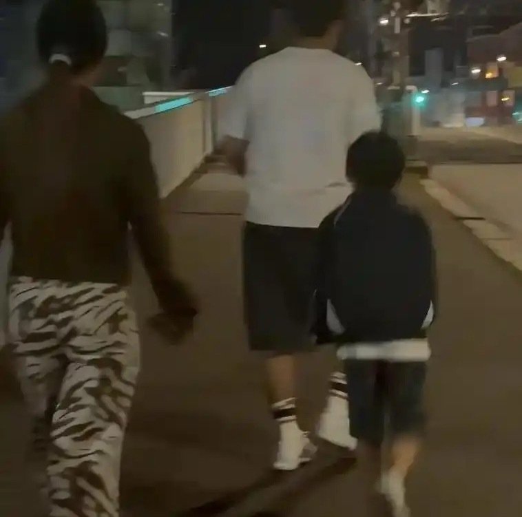 46岁周杰伦现身丹麦被拍又胖一圈，与昆凌牵手同行，9岁儿子酷感满满​