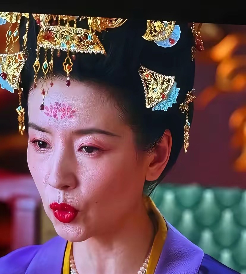 内娱属实离谱，《莫离》竟因画质太清晰被吐槽。全剧零磨皮还重度锐化，镜头堪比放大镜