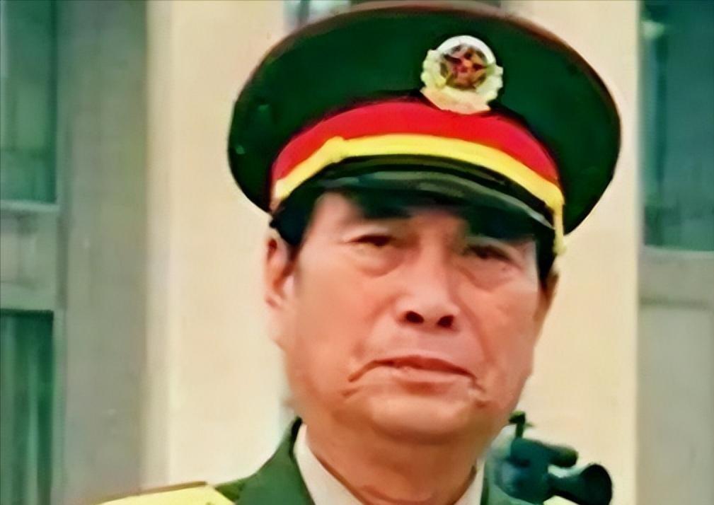 张万年刚出任广州军区司令员，上班第一天就主动去见老司令，谦逊地表示要先去报到！