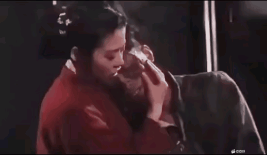 这个好像是阴阳葛天演的那段吧，人家掏出来的是手榴弹