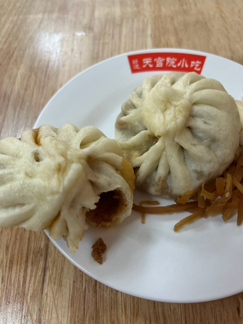 厌食没食欲，犯了肉包子瘾，而周围又没有好吃的肉包子，正沮丧时，突然发现一个小门头
