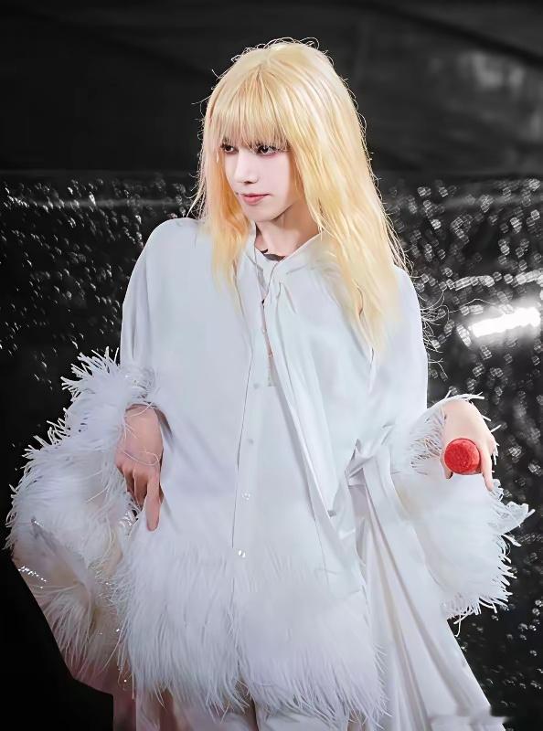 华晨宇香港演唱会造型出圈，金发浓妆，动作妖娆娇俏，美的雌雄莫辨超脱性别！网友吵翻