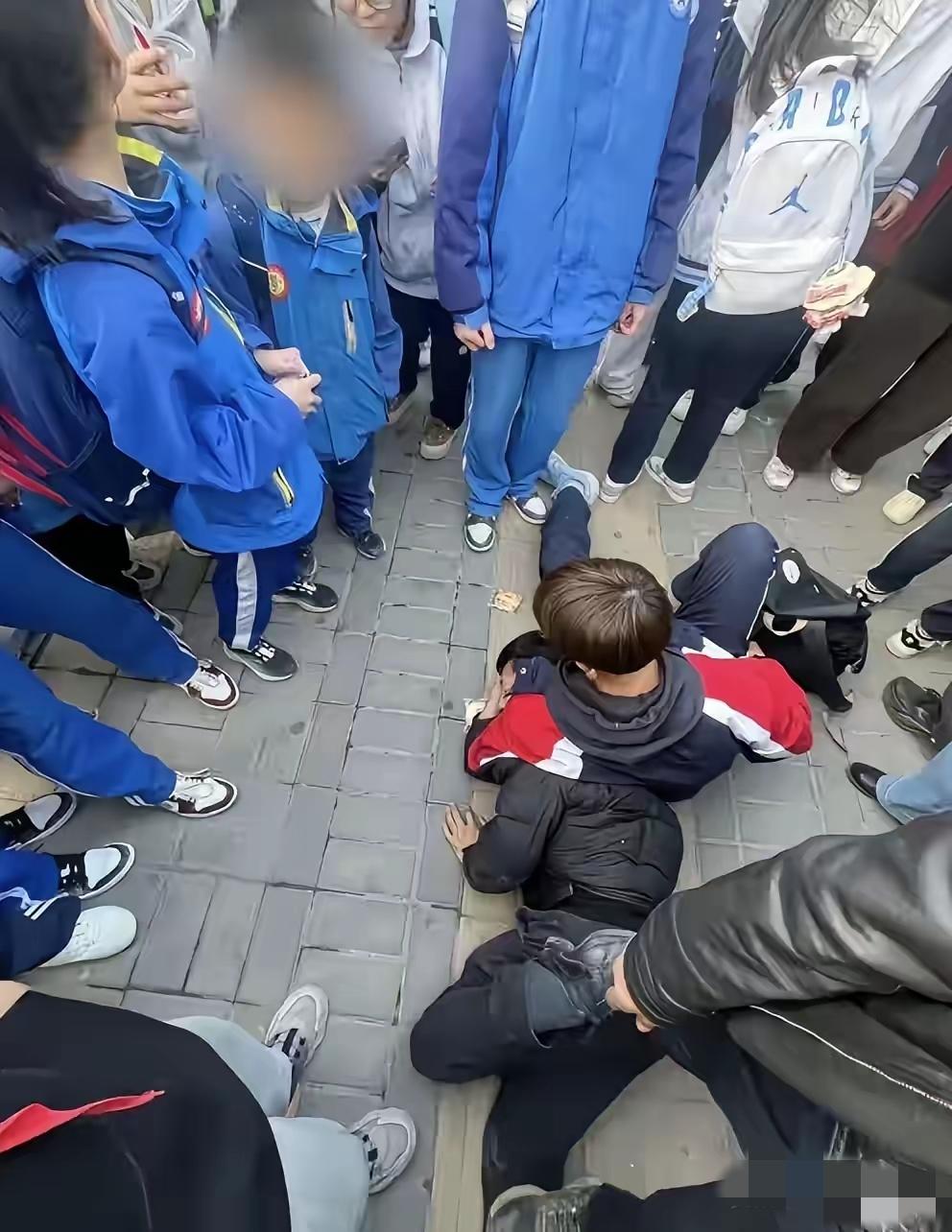 真的被这个16岁少年狠狠圈粉了！有些善良，从来都和年龄无关。陕西延安公交车