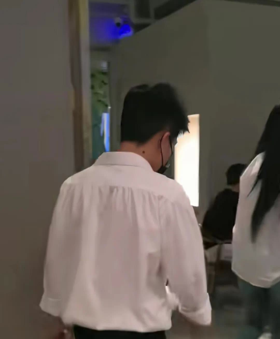 网上又有人捉到新鲜辉了，她去探班儿杨丽萍老师，恰巧董宇辉也去看杨丽萍老师。就这样