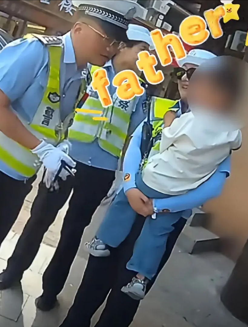 笑疯了!民警：“爸爸叫什么？”萌娃：“father.”近日，浙江金华兰溪市接到群