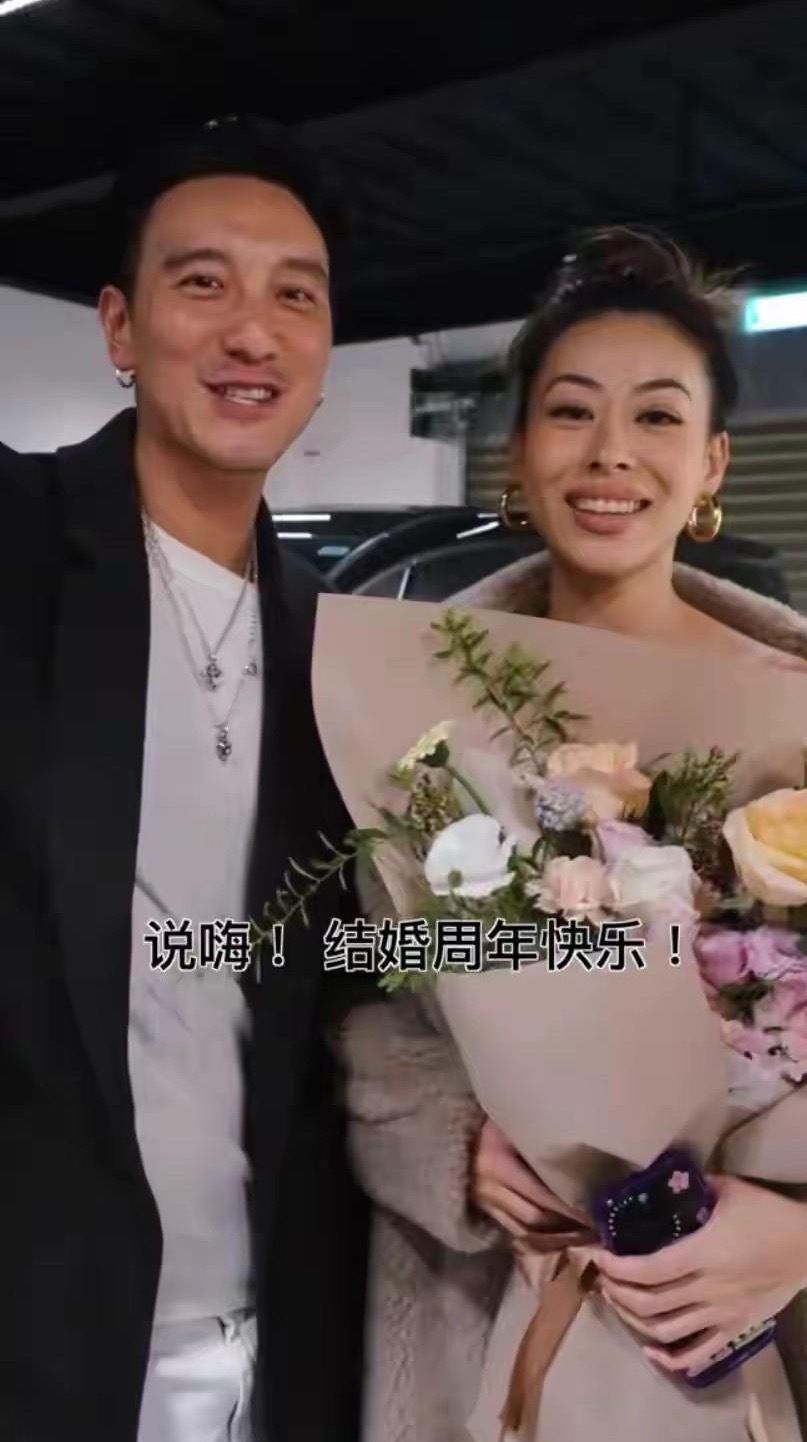 原来王阳明和蔡诗芸夫妇也去了邱泽的婚礼现场。他们穿了情侣装，特别显眼。说起来，他