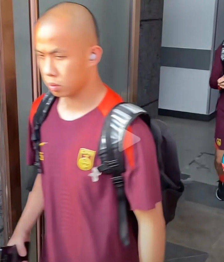 国足人在家中练，喜从天上来。印尼队多达14名主力停赛或因其他原因不能出场：主