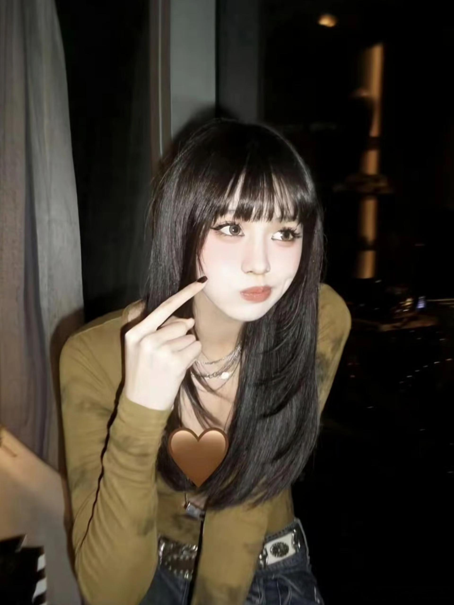 汪峰大女儿真的颜值好高！不考虑进圈吗汪峰大女儿近照，小苹果今年21岁了！真是随了人家亲妈葛荟婕的身材