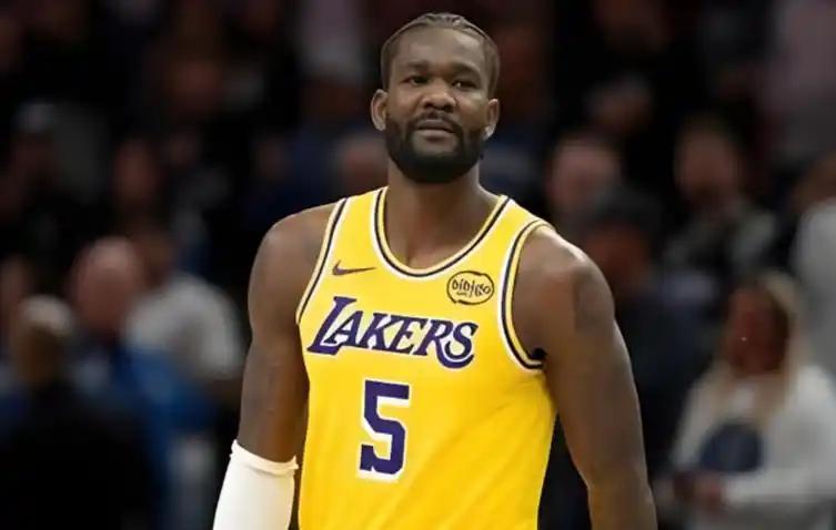 艾顿是湖人赢球的“晴雨表”，艾顿出场27分钟11秒，6投3中，得到了7分11个篮