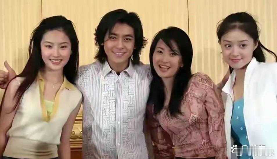 当年19岁蒋欣与15岁刘亦菲，妥妥的从小美到大！满脸水灵灵的胶原蛋白，天生丽质藏