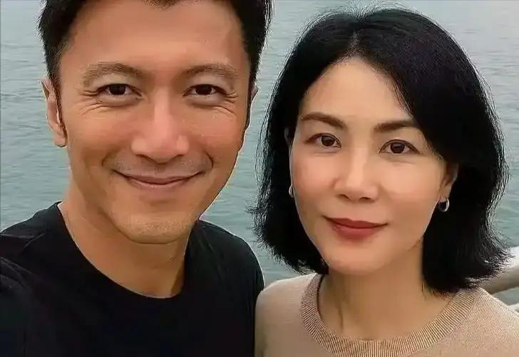 14岁那年在红馆台下看了一眼，谢霆锋这辈子就没能从王菲的影子里走出来如今俩