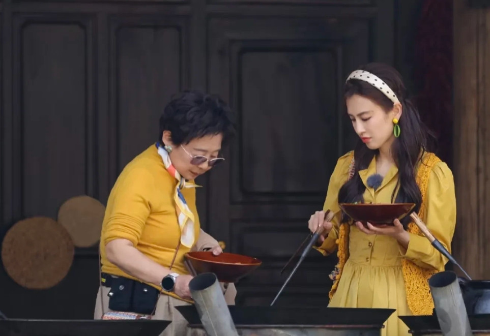 黄圣依妈妈很有工作能力以及想法和说服力，因此黄圣依早期确实是潜意识的想要脱离这种