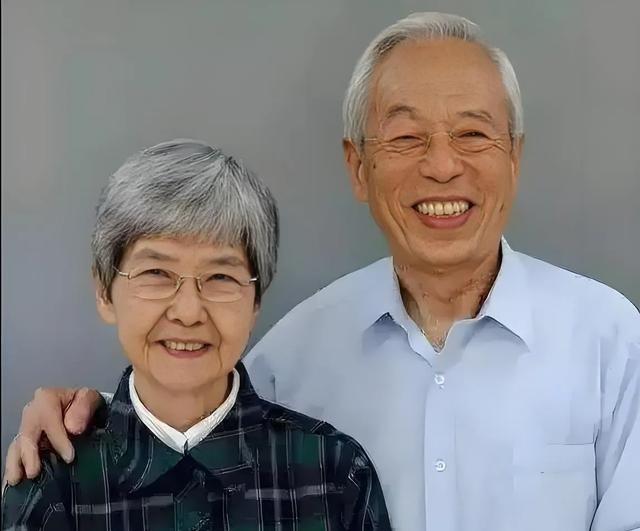 1968年，“敦煌的女儿”樊锦诗，打算去武汉生孩子，然而领导却不给批假。196