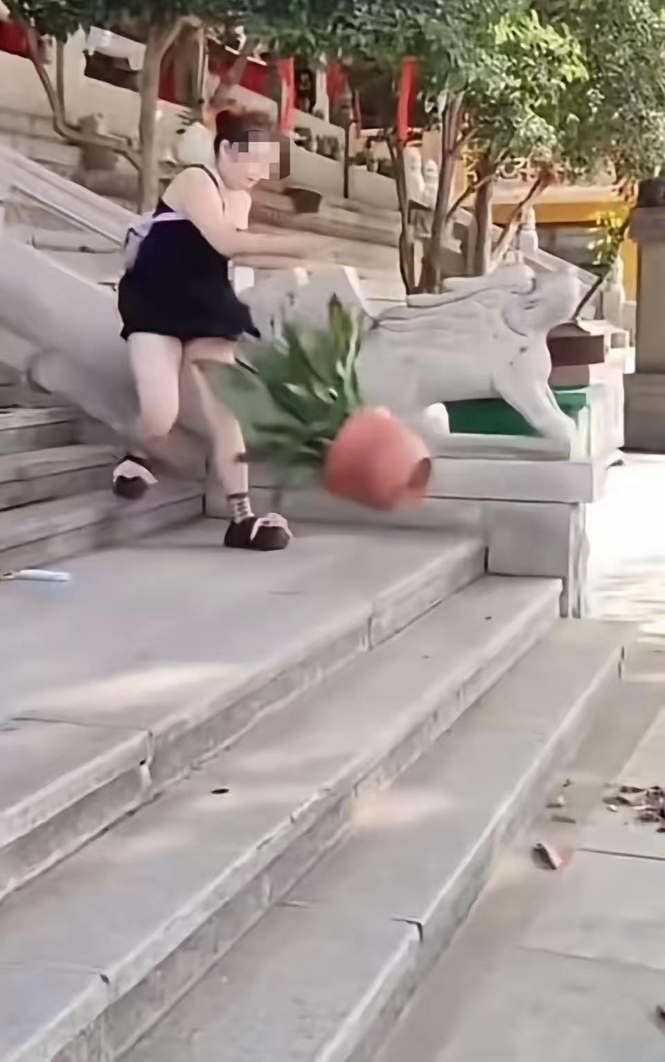 一位姑娘穿着超短裙去寺庙，被工作人员以着装不得体为由拦下。她不干了，当场发飙，砸