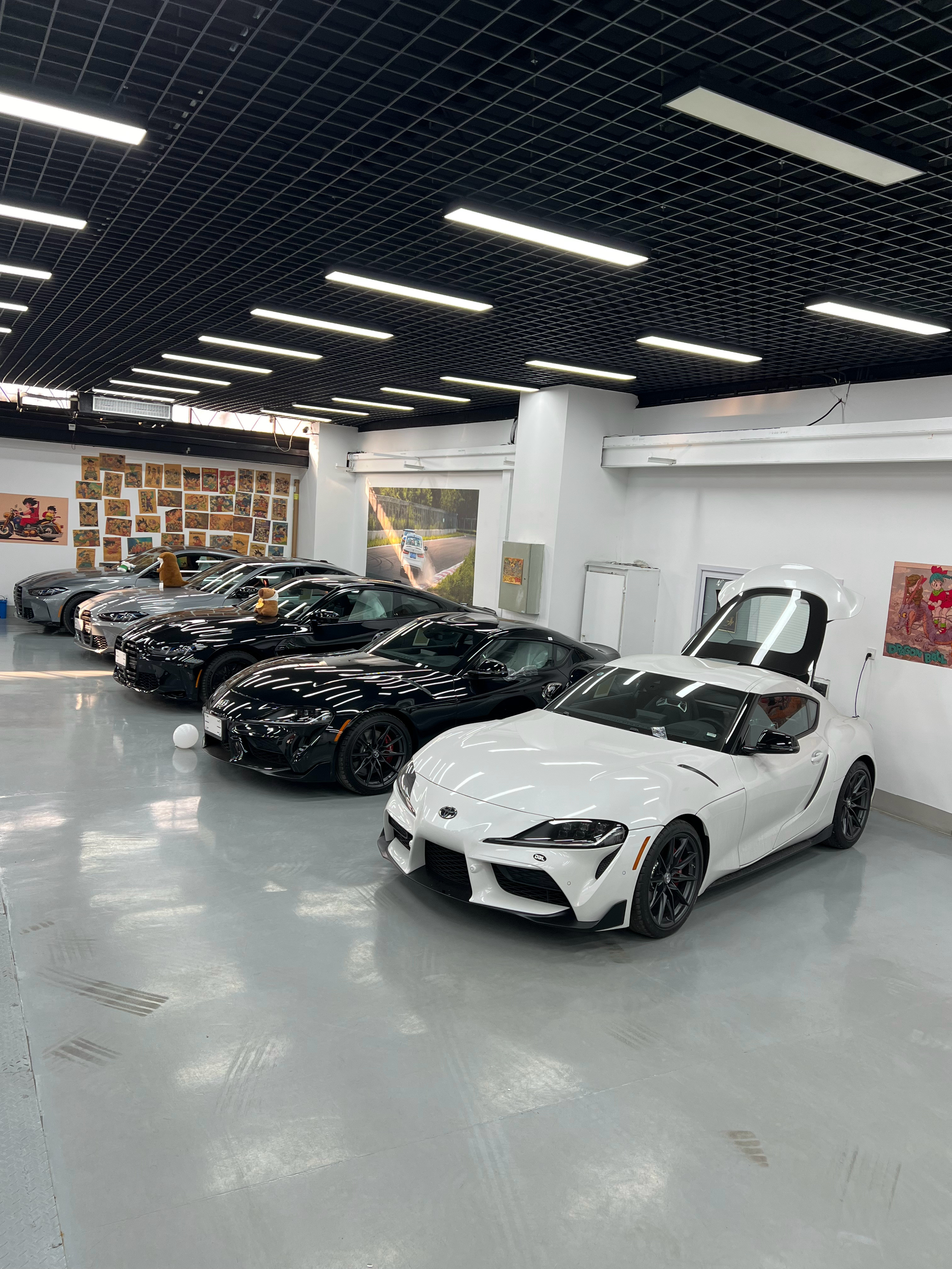 白色GRSupra，充电，洗车，准备交付了目前现货有，黑色，蓝色，红色在途的