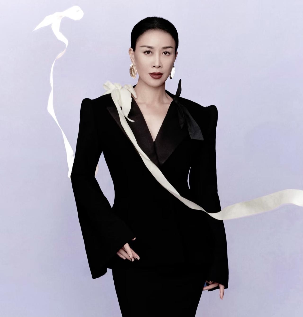 《声鸣远扬》投票现场，那英会质疑票数，我不意外，何炅一时磕巴了，我也不意