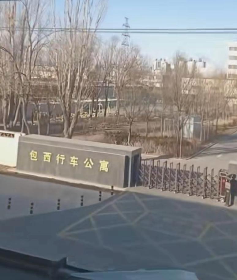 揪心！巨大爆炸声从包头一厂区传出，现场烟尘形成蘑菇云，周边多处建筑门窗玻璃被震碎