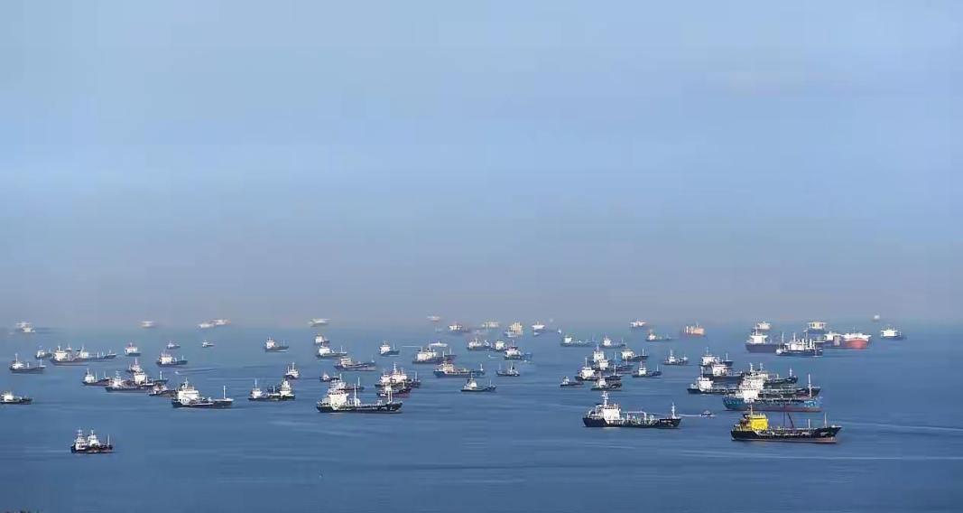 面对储油设施满载且油井不能停工的困境，伊朗或将采取极端手段——将过剩原油直接排入