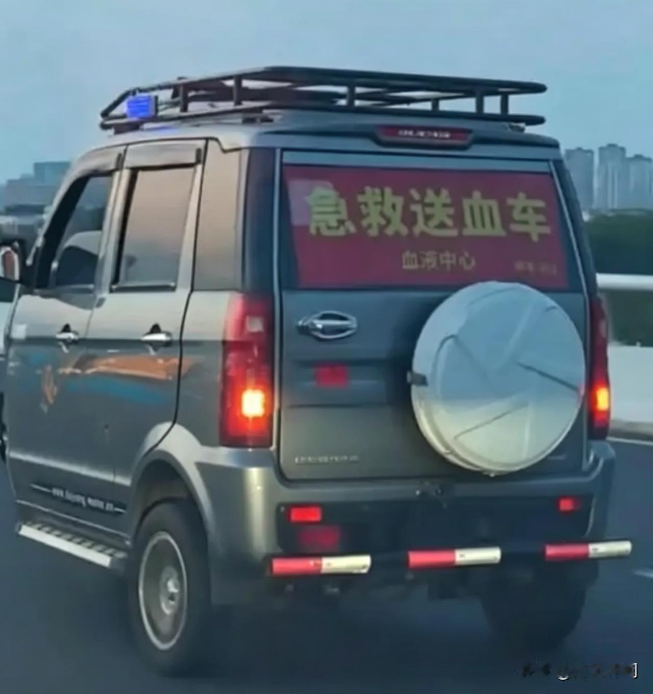 近日，天津一位网友拍到让人哭笑不得的一幕：一辆无牌电动三轮车，也就是大家常说的“