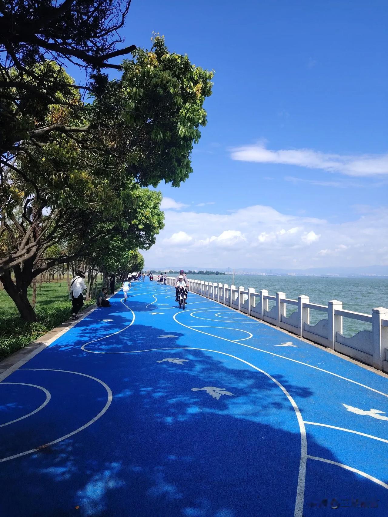夏天，还是喜欢在昆明生活，20多度，不需要空调，现在这个天气，出去骑行也很舒服。
