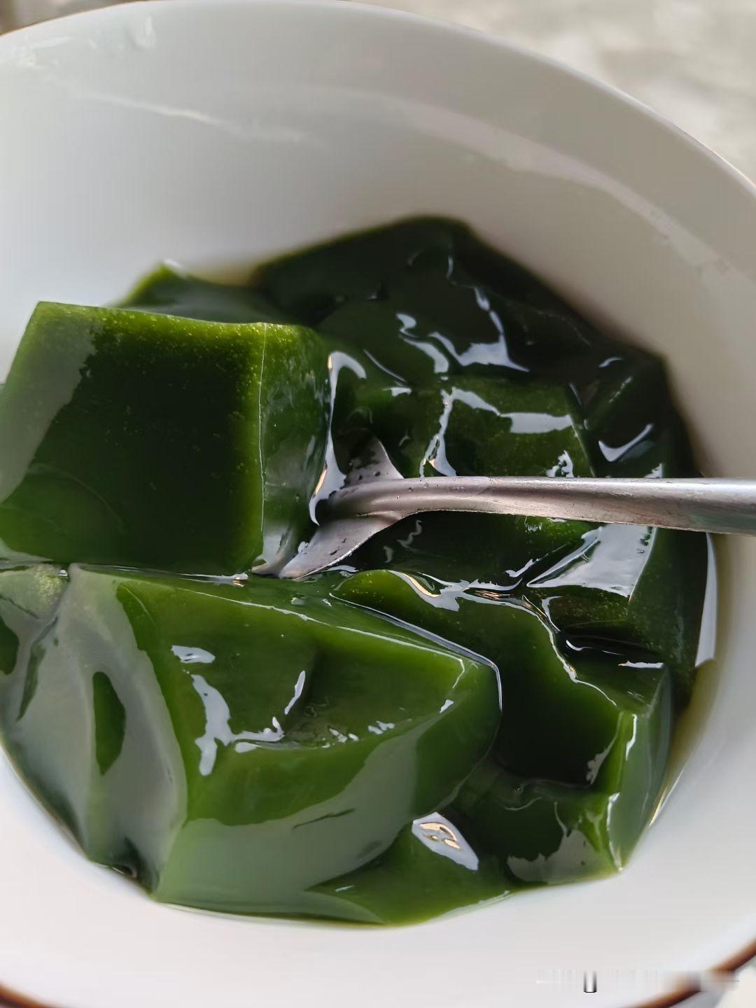 一碗绿油油的豆腐，现在也竟然成了湖南的特色小吃，人们还给它的名字取为“神仙豆腐”