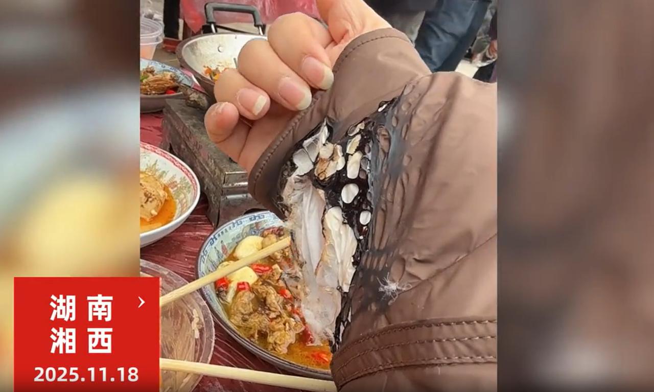 “这顿席吃的太贵了！”湖南湘西，一女子穿着一千多的羽绒服去吃席，没成想，期间夹肉