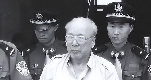 砰！”1998年，当检察人员一脚踹开大门，一古稀老头正在寡妇床上温存，只见他淡定