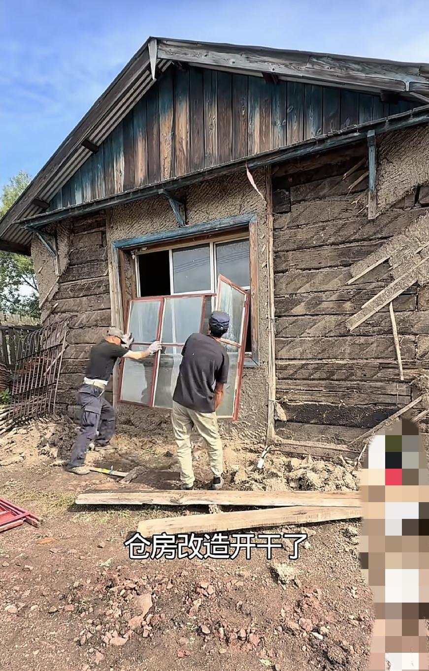 翻新老房子，这房子用过去那个火车道，道轨枕木盖的房子，这房子一看就非常暖和，外墙