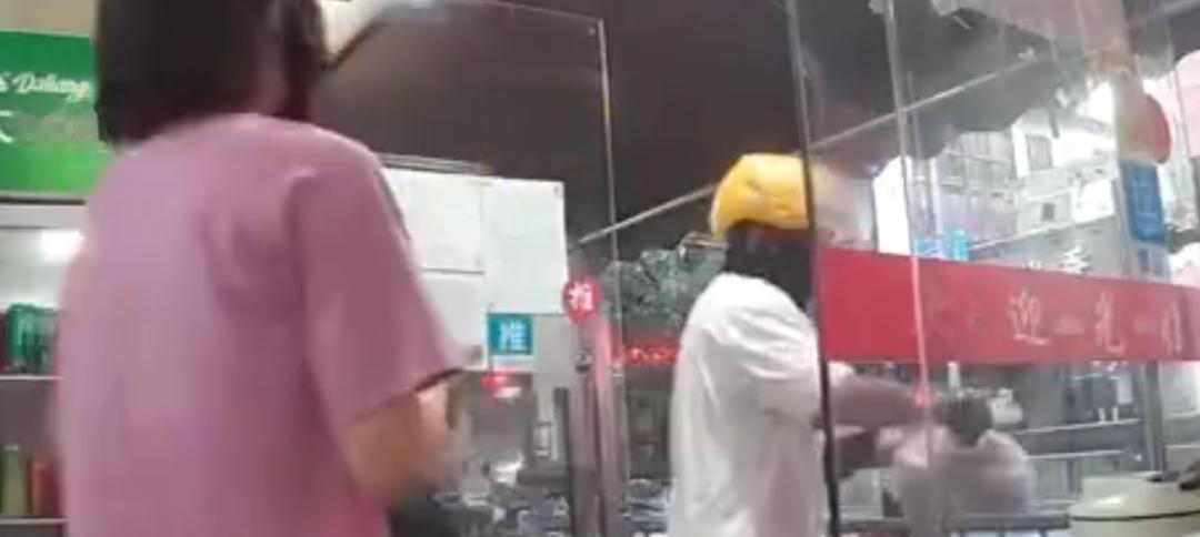 傻小子拾柴火，认准一块地！这个笨贼，偷东西专偷一家，不换地儿。前不久，浙江宁波