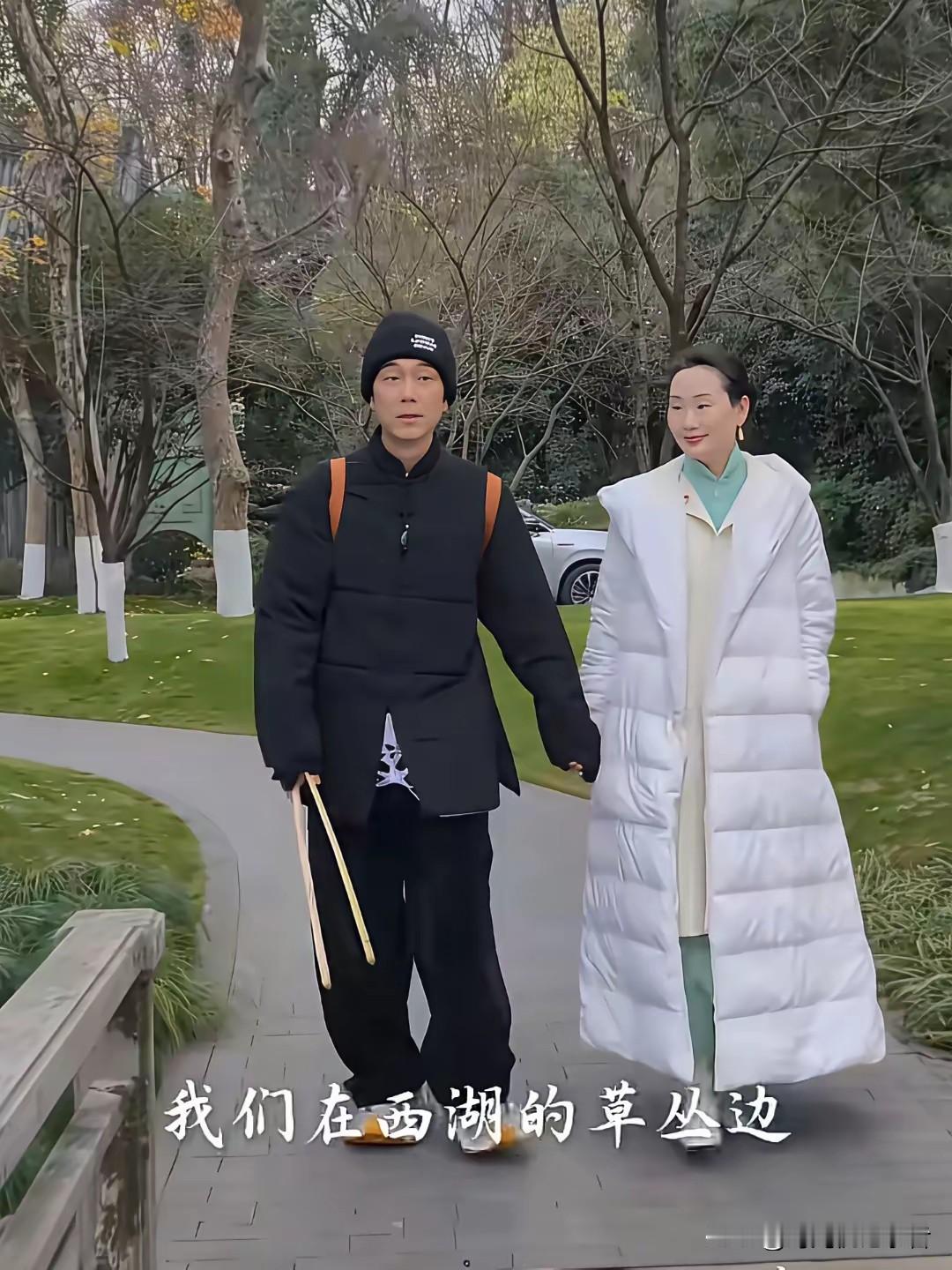 林依轮和西华竟然手拉手公园捡无患子，看起来也太有情调了，两口子都是退休的年龄，但