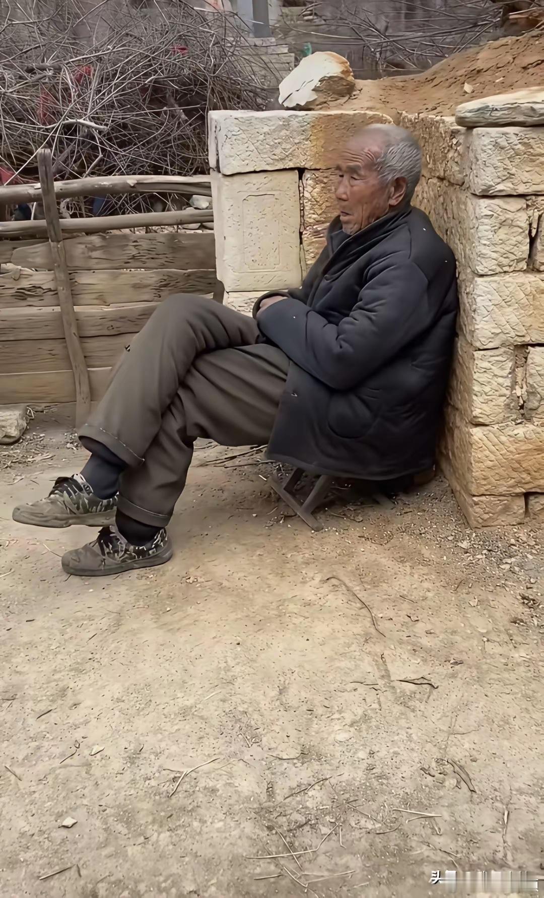 村里的老人，不看电视不看手机甚至都没有聊天，坐在村头一坐就是一天，你知道他们内心