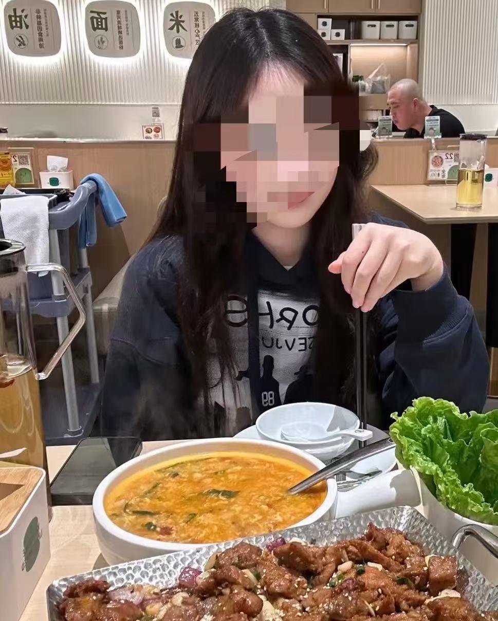 29岁小伙去相亲，吃完饭主动起身把单买了。女方说要AA，不能让小伙吃亏，就转了一