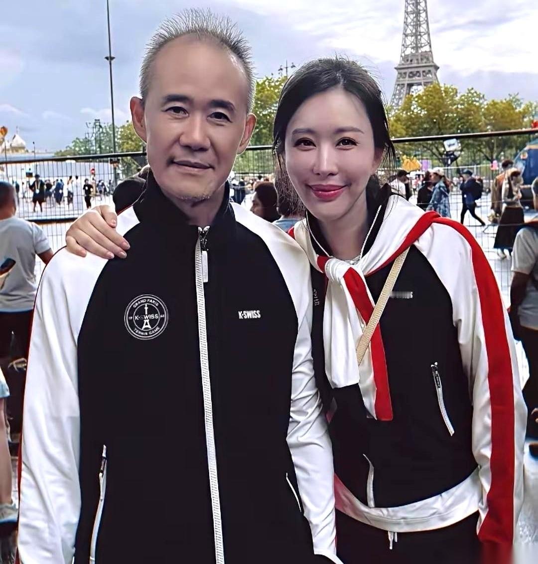 75岁的王石，45岁的田朴珺。这两人站在一起，中间横跨的，是整整三十年的岁月。