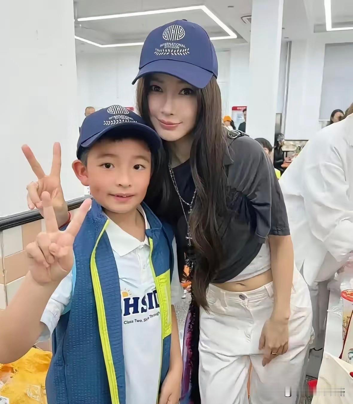 37岁杨颖现身上海中学，陪9岁儿子参加义卖会，露小蛮腰惊艳众人杨颖，英文名A