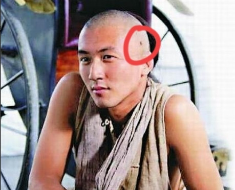 2012年，谢霆锋被查出皮肤癌，他没有通知谢贤和王菲，而是第一时间告诉了前妻张柏