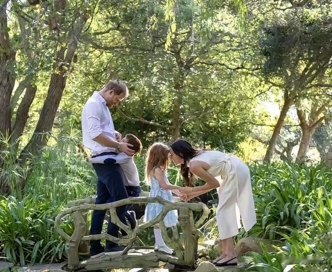 果然，凯特王妃晒一家五口全家福，梅根也绝对会来抄作业！12月19日，在凯特王妃