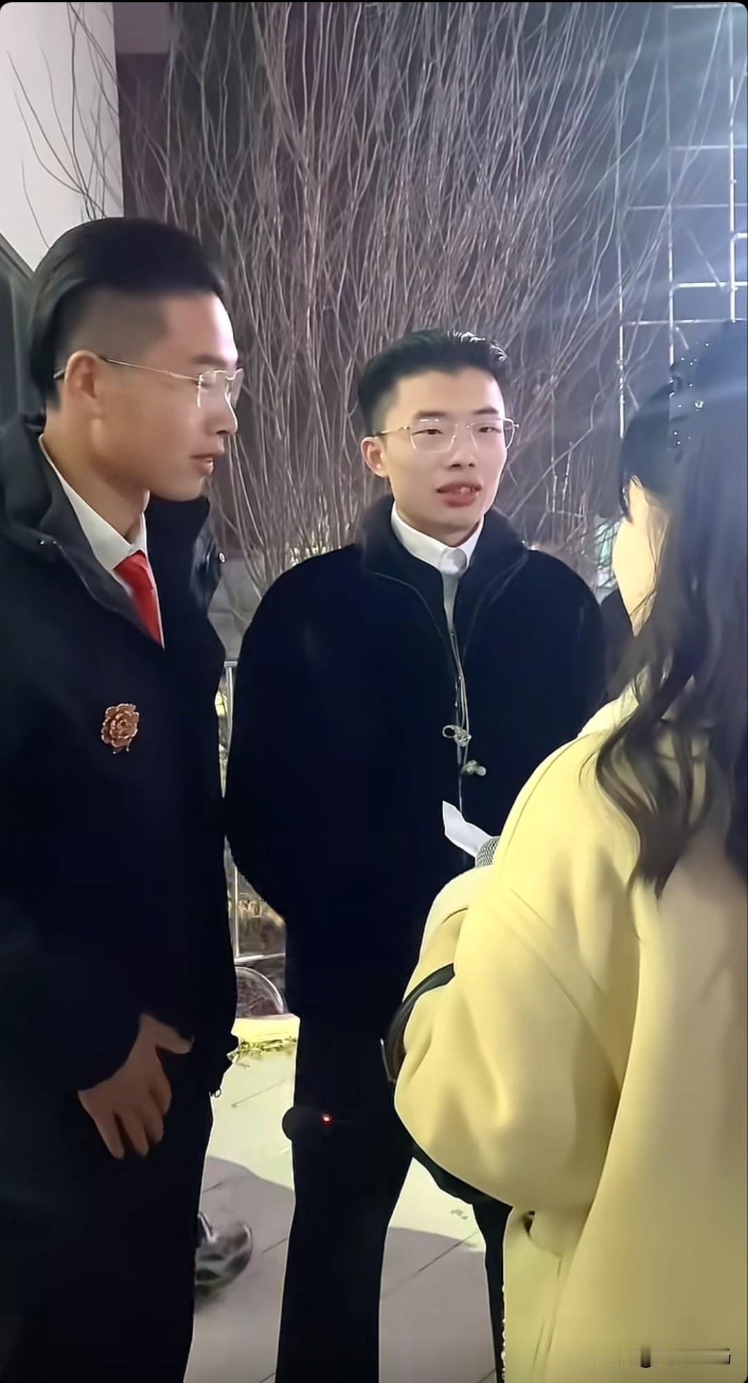 郭有才堂弟也是网红。镜头前的他，同样穿着复古西装，梳着一丝不苟的油头，连唱歌时微