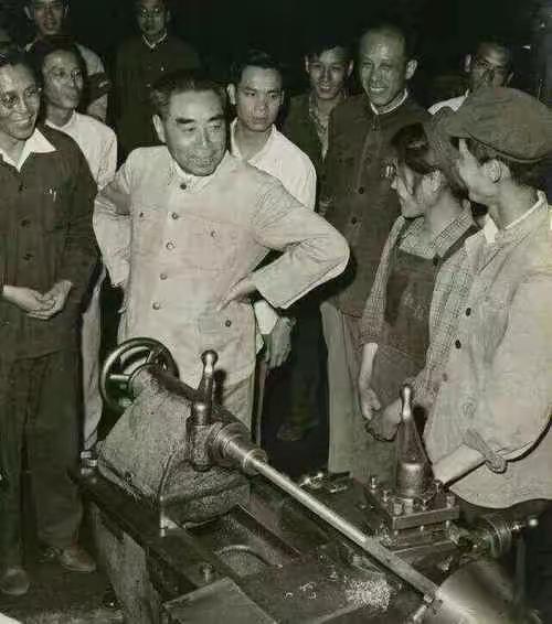 卢麒元这话真是说到点子上了。在全球化博弈聚焦规则制定权的当下，他提出立法者每次参