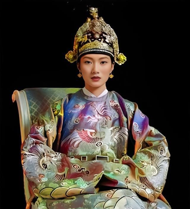 这位正是越南最美的皇后阮友兰。国王保大在大叻避暑时邂逅富商之女阮友兰。当时，阮友