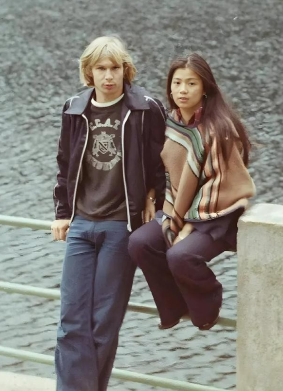 这是1979年，翁美玲与荷兰男友在英国街头留影。彼时的她才20岁，正在上大学。还